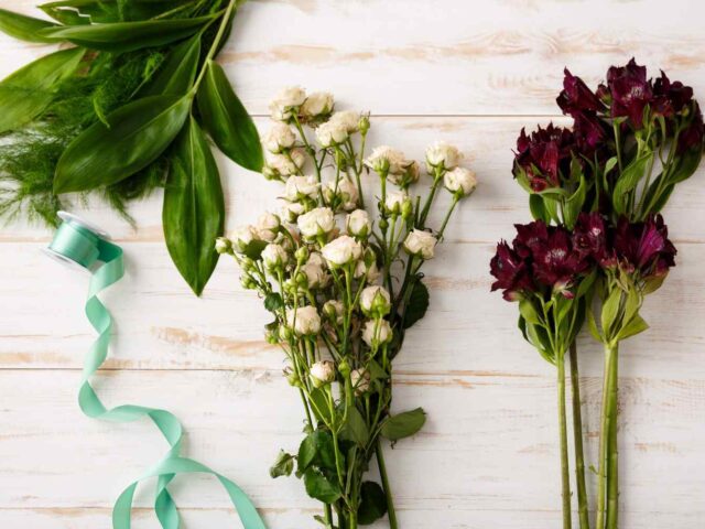 Mixing Fresh and Dried Flowers: A Modern Home Decor Trend