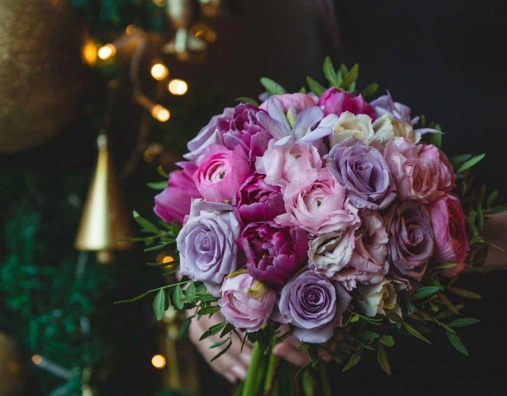 A violet pink tone flowers bouquet, giving a premium bouquet feel.